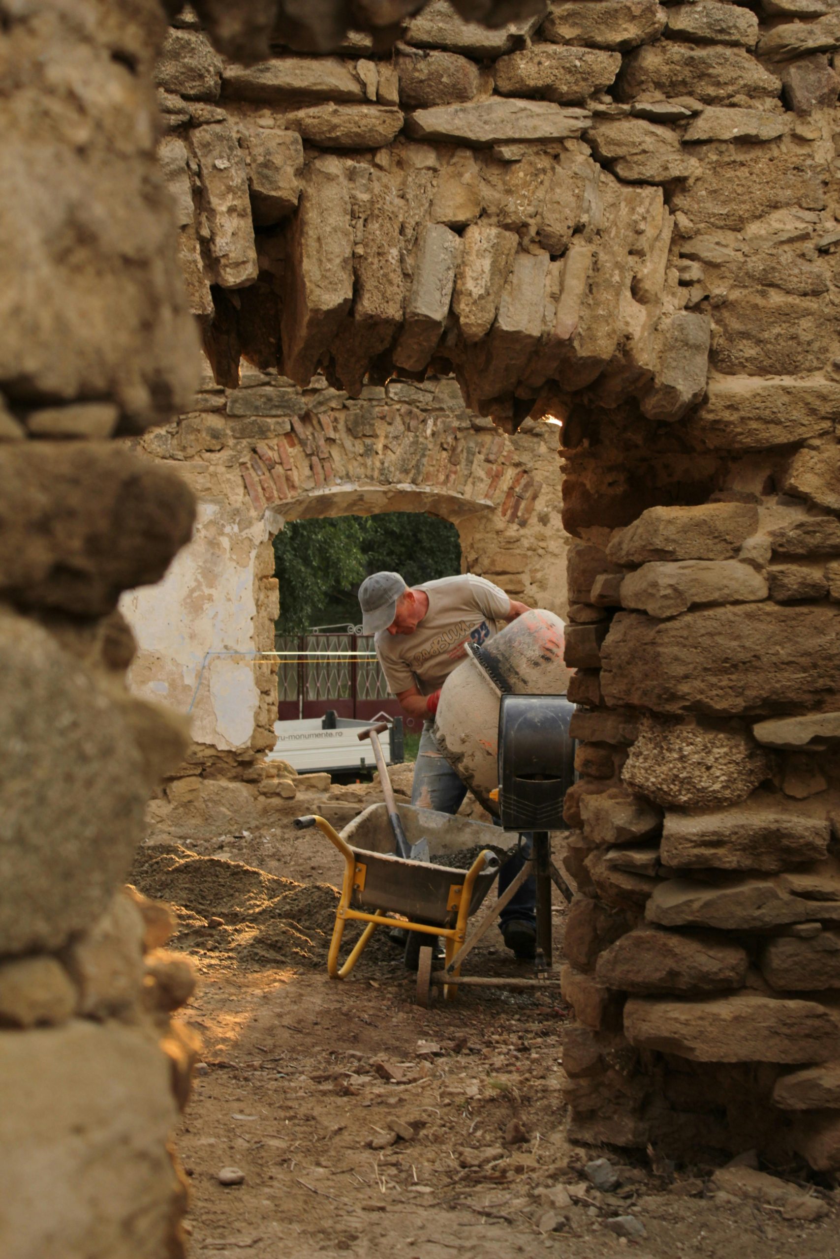 albañil en obra rural